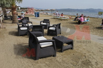 Универсален стол и маса от ратан за море за всесезонно използване