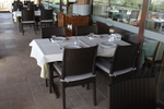 Универсален стол и маса от ратан за хотел за всесезонно използване